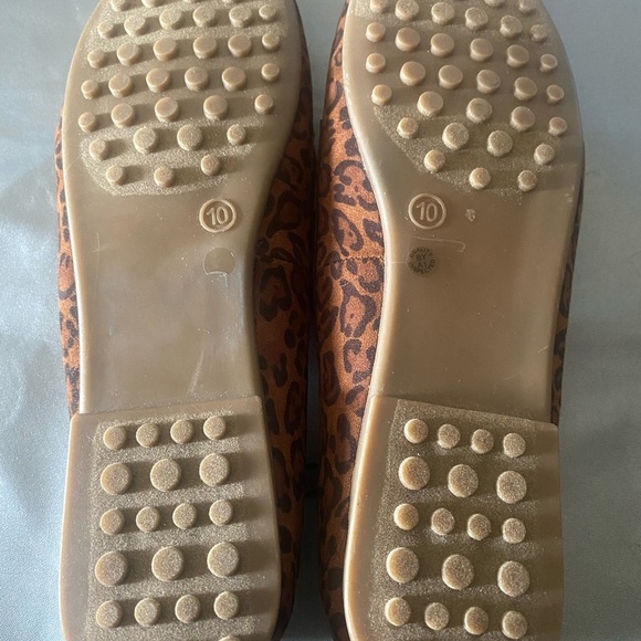 St. John's Bay Women's Leopard Print Loafers 10 - Picture 2 of 5